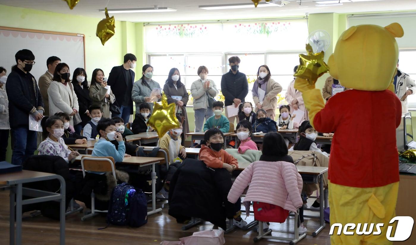 본문 이미지 - 2일 광주 동구 동산초등학교 1학년1반 교실에서 신입생 환영 행사가 열리고 있다. 이날 입학식은 신종 코로나바이러스 감염증(코로나19)으로 2019년 이후 4년 만에 실내 마스크 의무없이 대면 행사로 진행됐다. 2023.3.2/뉴스1 ⓒ News1 이수민 기자