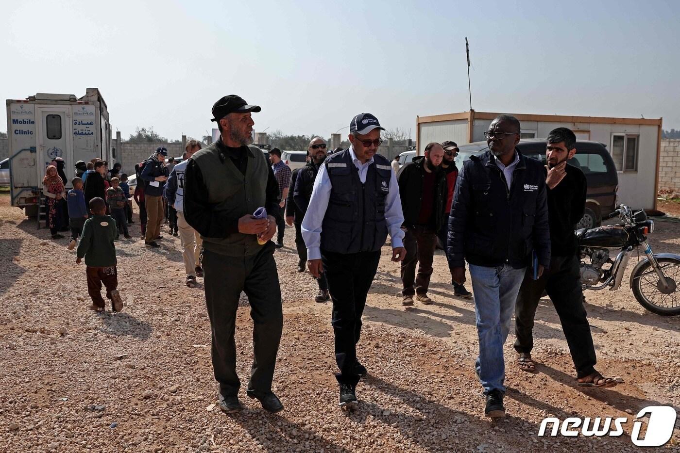 1일(현지시간) 테드로스 아드하놈 게브레예수스 세계보건기구(WHO) 사무총장(가운데)이 시리아 지진 피해 지역을 방문했다. ⓒ AFP=뉴스1 ⓒ News1 박재하 기자