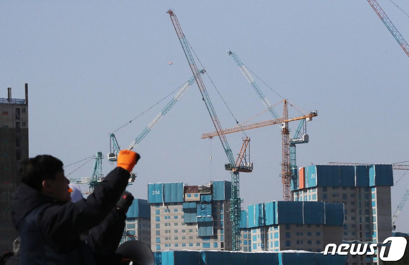 본문 이미지 - 민주노총 건설노조 조합원들이 2일 세종시 6-3 생활권 공사현장 앞에서 기자회견을 열고 정부의 정책을 규탄하고 있다. 2023.3.2/뉴스1 ⓒ News1 김기남 기자