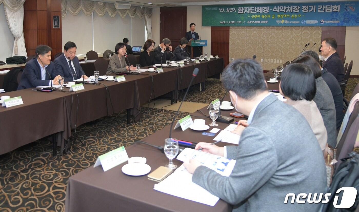 본문 이미지 - 오유경 식품의약품안전처장이 2일 서울 중구 코리아나호텔에서 한국희귀‧난치성질환연합회, 한국환자단체연합회 등 환자단체와 간담회를 하고 있다. 이날 오 처장은 '환자를 위한, 4 Patient(포페이션트) 소통' 프로젝트를 추진한다고 말했다. (식약처 제공) 2023.3.2/뉴스1