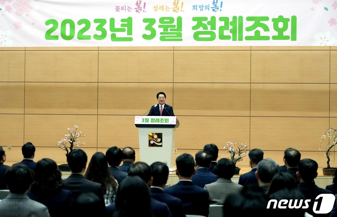 본문 이미지 - 김영록 전라남도지사가 2일 오전 도청 왕인실에서 열린 공감과 소통을 위한 3월 정례조회에서 인사말을 하고 있다.(전남도 제공) 2023.3.2/뉴스1