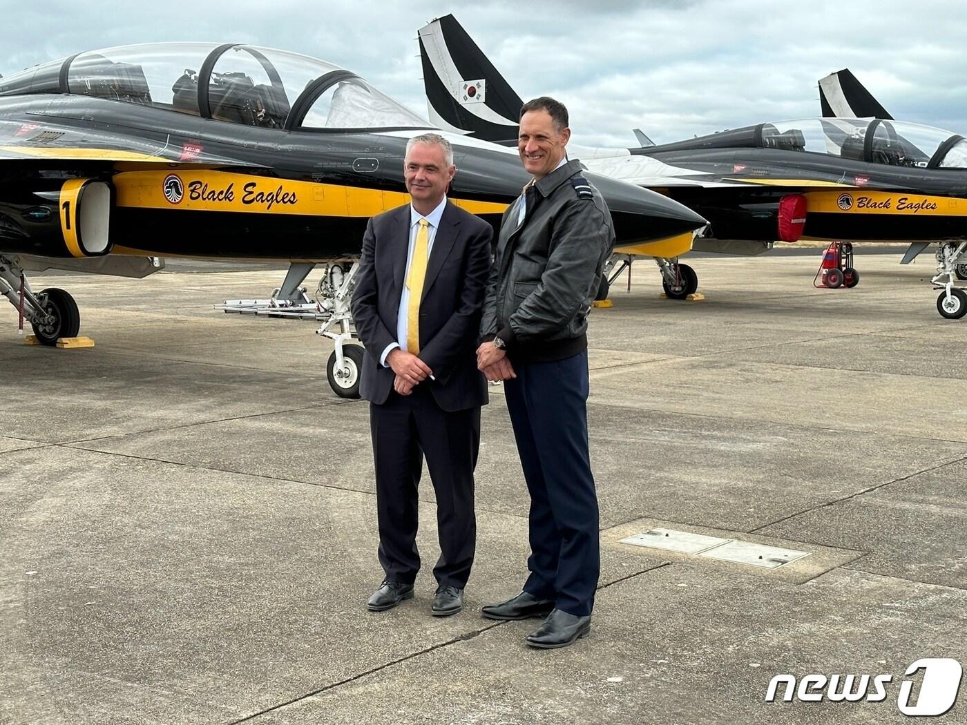 본문 이미지 - '2023 호주 애벌론 국제에어쇼' 총괄 태스크포스(TF)의 스콧 윈체스터 예비역 공군 준장(오른쪽)과 에어쇼 주최자인 AMDA의 저스틴 기딩스 최고경영자(CEO). 2023.3.2/뉴스1