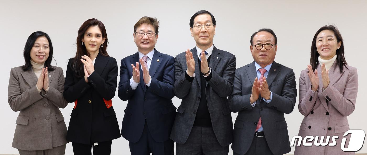 본문 이미지 - 박인숙 한국관광통역안내사협회장(왼쪽부터), 이부진 한국방문의해 위원회 위원장, 박보균 문체부 장관, 김장실 한국관광공사 사장, 윤영호 관광협회중앙회 회장, 송미선 하나투어 대표(문체부 제공)
