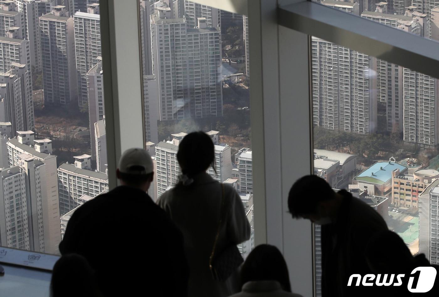 주택도시보증공사(HUG)가 2일부터 부부합산소득 1억원 초과 1주택자와 보유주택가격 9억원 초과 1주택자에 대한 전세대출보증을 허용한다. 이번 규제 완화는 HUG·한국주택금융공사·SGI서울보증 3사 보증기관이 동일하게 시행한다. 사진은 이날 서울 송파구 롯데월드타워 서울스카이에서 바라본 서울의 아파트 단지. 2023.3.2/뉴스1 ⓒ News1 구윤성 기자