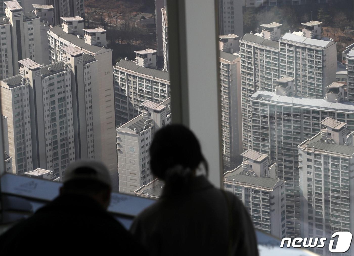 본문 이미지 - 사진은 서울 송파구 롯데월드타워 서울스카이에서 바라본 서울의 아파트 단지. 2023.3.2/뉴스1 ⓒ News1 구윤성 기자