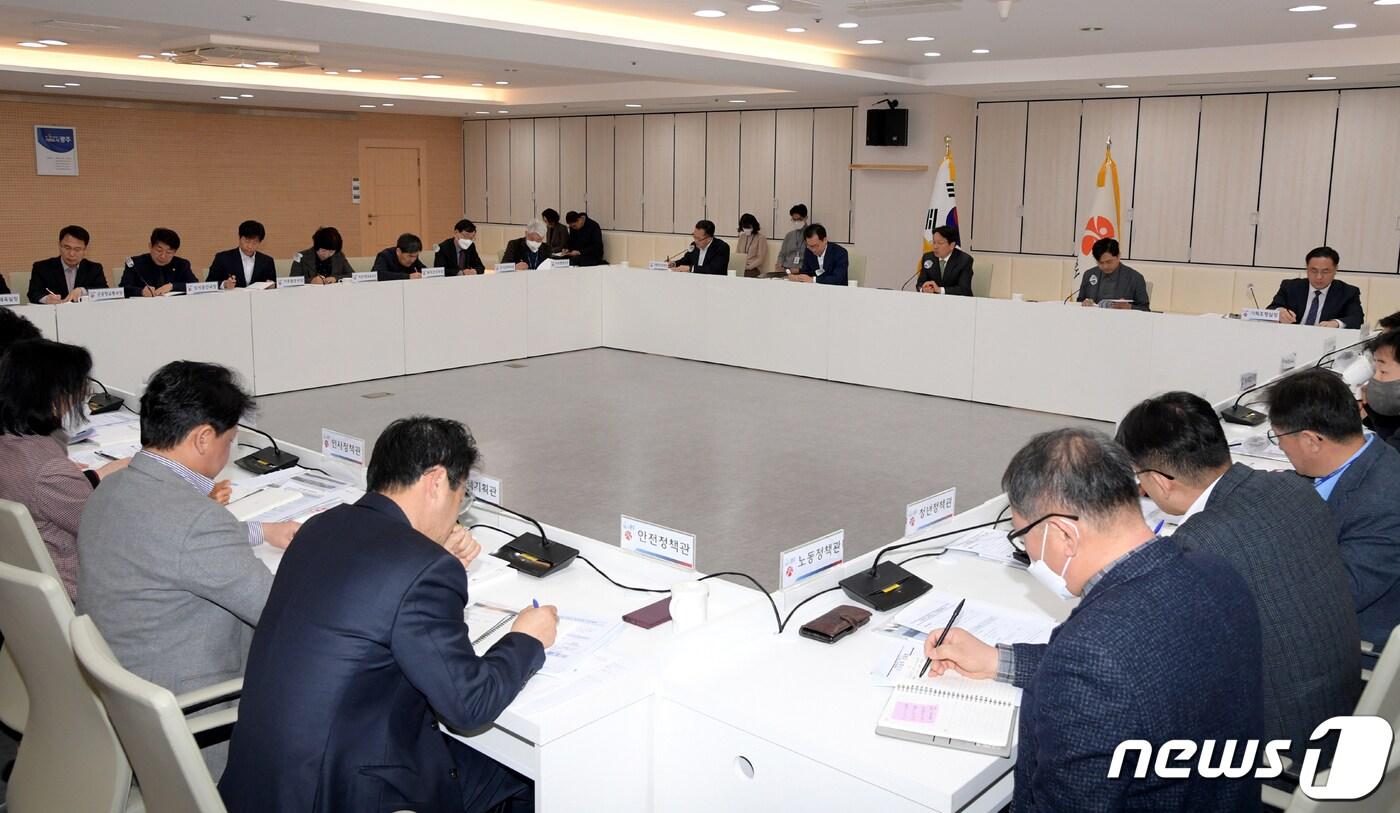 강기정 광주시장이 2일 오전 시청 중회의실에서 열린 간부회의를 주재하고 있다.(광주시 제공)2023.3.2/뉴스1