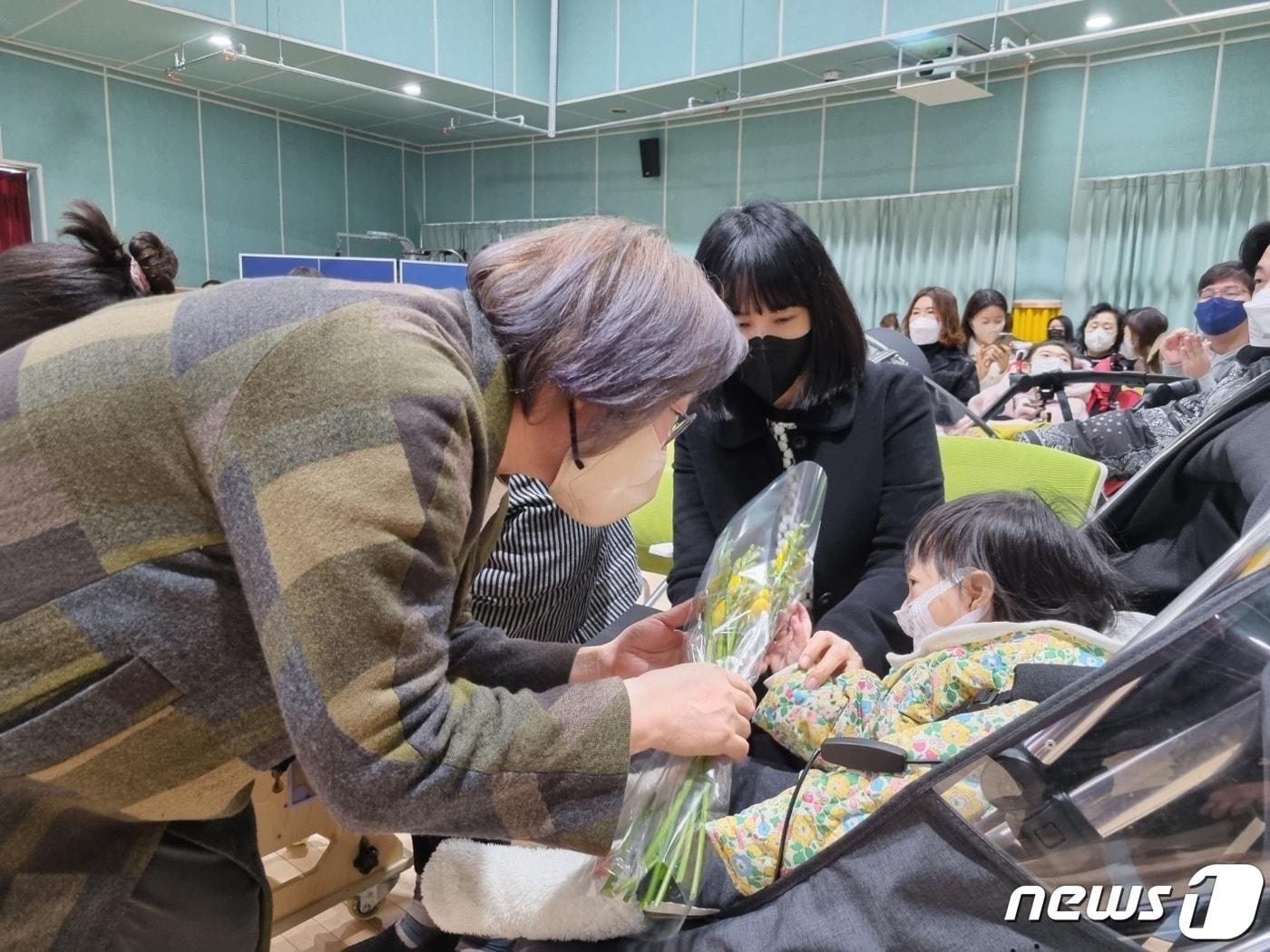 본문 이미지 - 2일 천안 나사렛새꿈학교에서 열린 신입생 입학식에서 정영숙 교장(왼쪽)이 신입생에게 프리지아를 선물하며 새로운 시작을 응원하고 있다. (나사렛새꿈학교 제공) /뉴스1