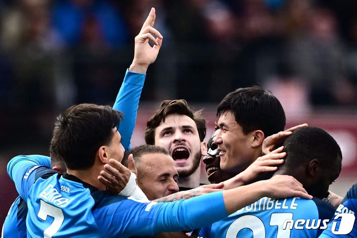 동료들과 함께 기뻐하고 있는 김민재(오른쪽 두 번째) ⓒ AFP=뉴스1