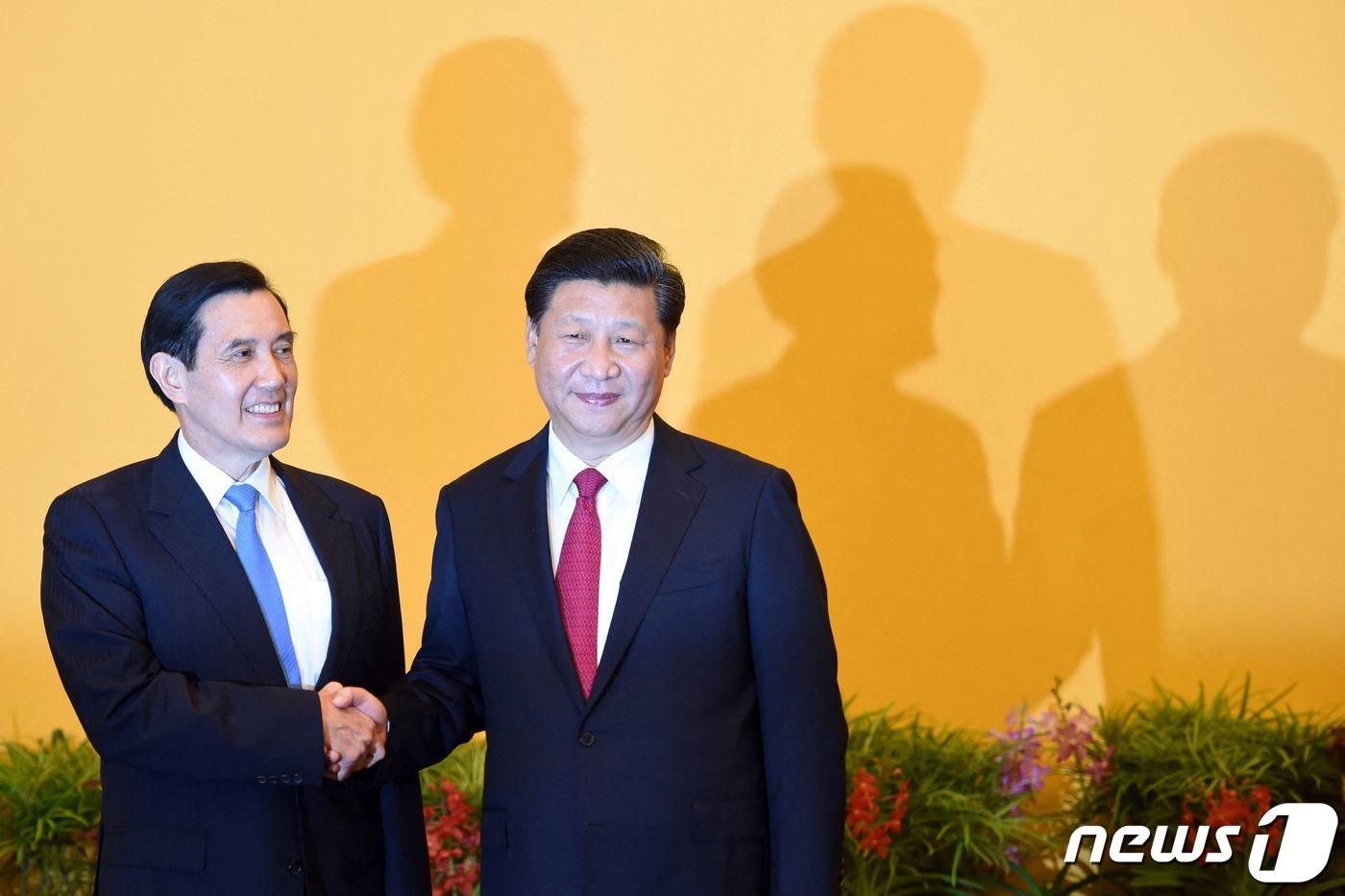 본문 이미지 - 2015년 11월 7일 싱가포르에서 시진핑 중국 국가주석과 마잉주 당시 대만 총통이 역사적인 회담을 갖고 악수를 하고 있다. ⓒ AFP=뉴스1