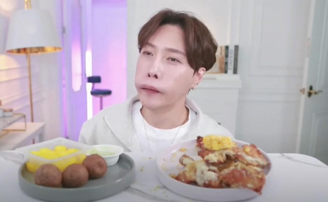 본문 이미지 - 방송인 김기수가 지난 17일 개인 방송 진행 중 JMS의 교주 정명석을 흉내 내 뭇매를 맞았다. (유튜브)