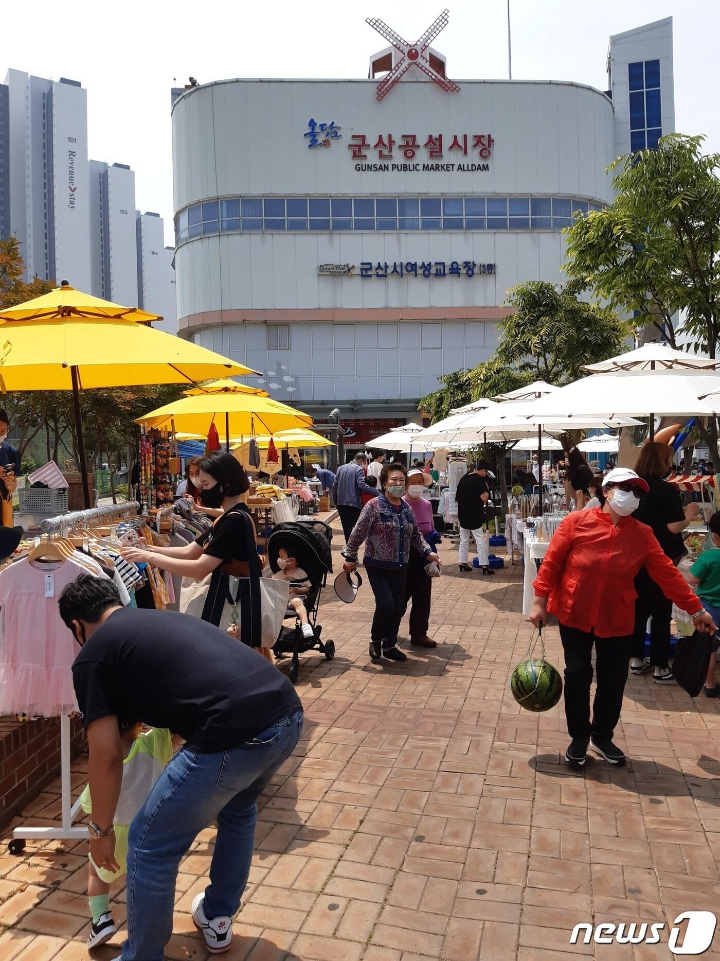 본문 이미지 - 한국관광공사 대표 전통시장으로 선정된 군산공설시장.(군산시제공) 2023.3.20/뉴스1