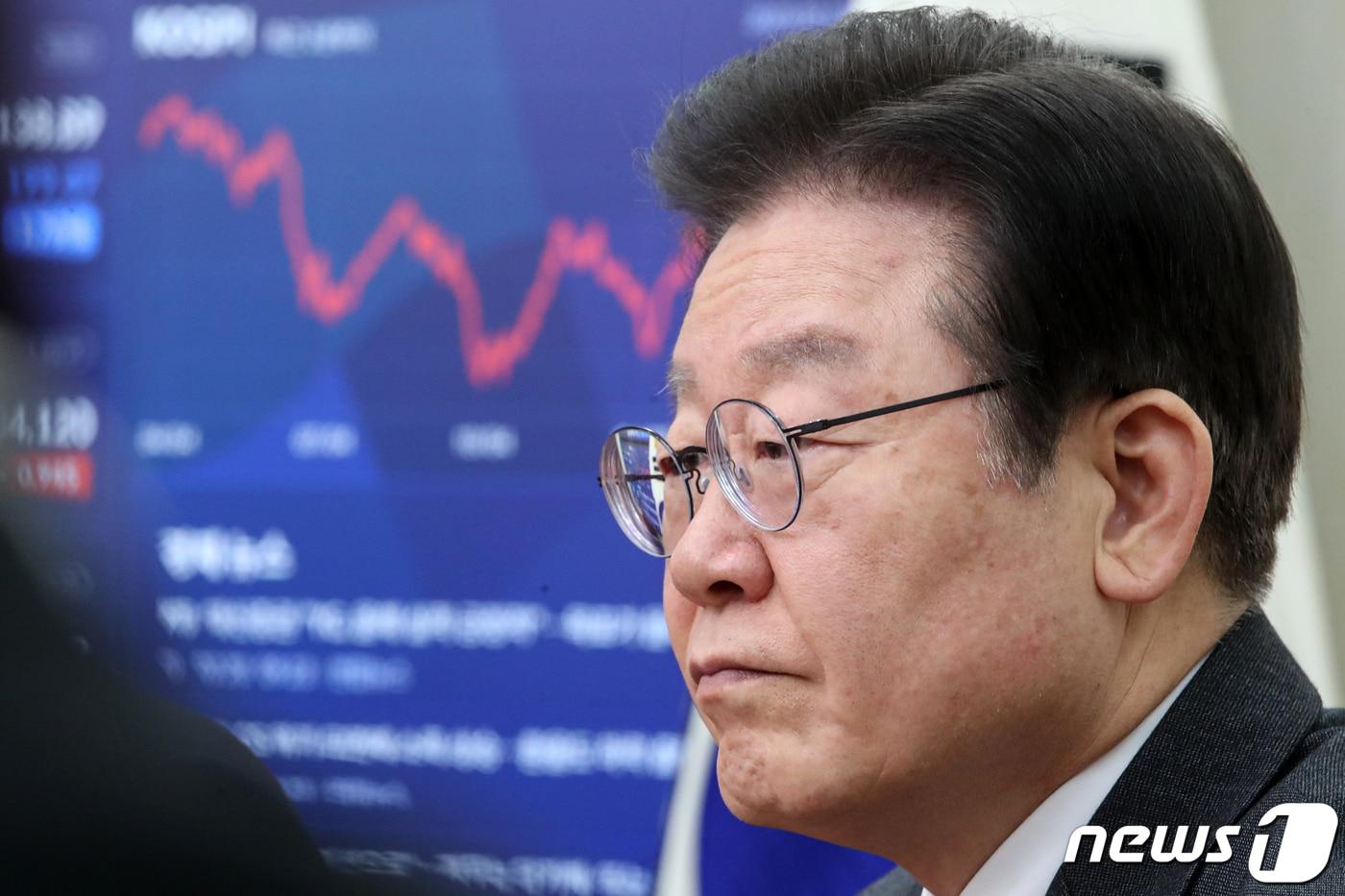 본문 이미지 - 이재명 더불어민주당 대표가 20일 오전 서울 여의도 국회에서 열린 최고위원회의에 참석하고 있다. 2023.3.20/뉴스1 ⓒ News1 이승배 기자