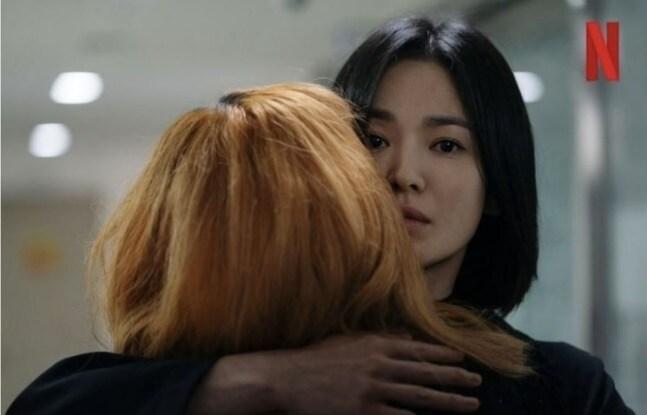 본문 이미지 - '더 글로리'에서 문동은 역을 맡아 열연한 송혜교. (넷플릭스 갈무리)