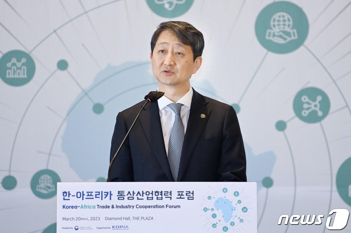 안덕근 산업통상자원부 통상교섭본부장이서울 중구 더 플라자호텔 다이아몬드홀에서 열린 '한-아프리카 통상산업협력 포럼'에서 기조연설을 하고 있다. (산업통상자원부 제공) 2023.3.20/뉴스1