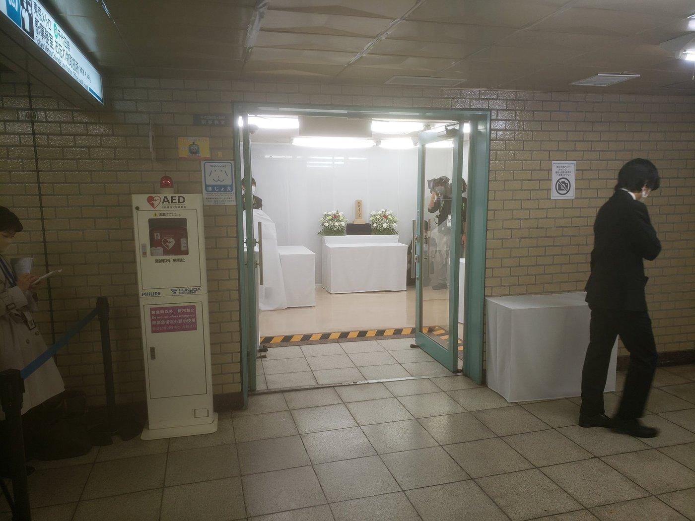 본문 이미지 - 20일 일본 도쿄 가스미가세키역에서 옴진리교가 저지른 사린가스 테러의 28주기 추도식이 열리고 있다. (출처 : 트위터 @miyuuCH)