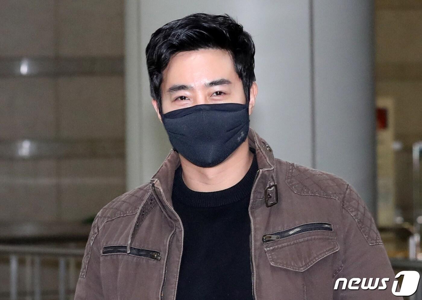 우크라이나군에 가담해 참전했다가 여권법 위반 등 혐의로 기소된 이근 전 대위가 20일 서울 서초구 서울중앙지방법원에서 열린 여권법 위반·도주치상 혐의 공판에 출석하고 있다. 이날 재판부는 이 전 대위의 '뺑소니' 혐의도 병합해 심사한다. 이 전 대위는 지난해 7월 서울 시내에서 차량을 운전하다 오토바이와 사고를 낸 뒤 별다른 구조 조치 없이 현장을 벗어난 혐의(특정범죄 가중처벌법상 도주치상)를 받고 있다. 2023.3.20/뉴스1 ⓒ News1 송원영 기자