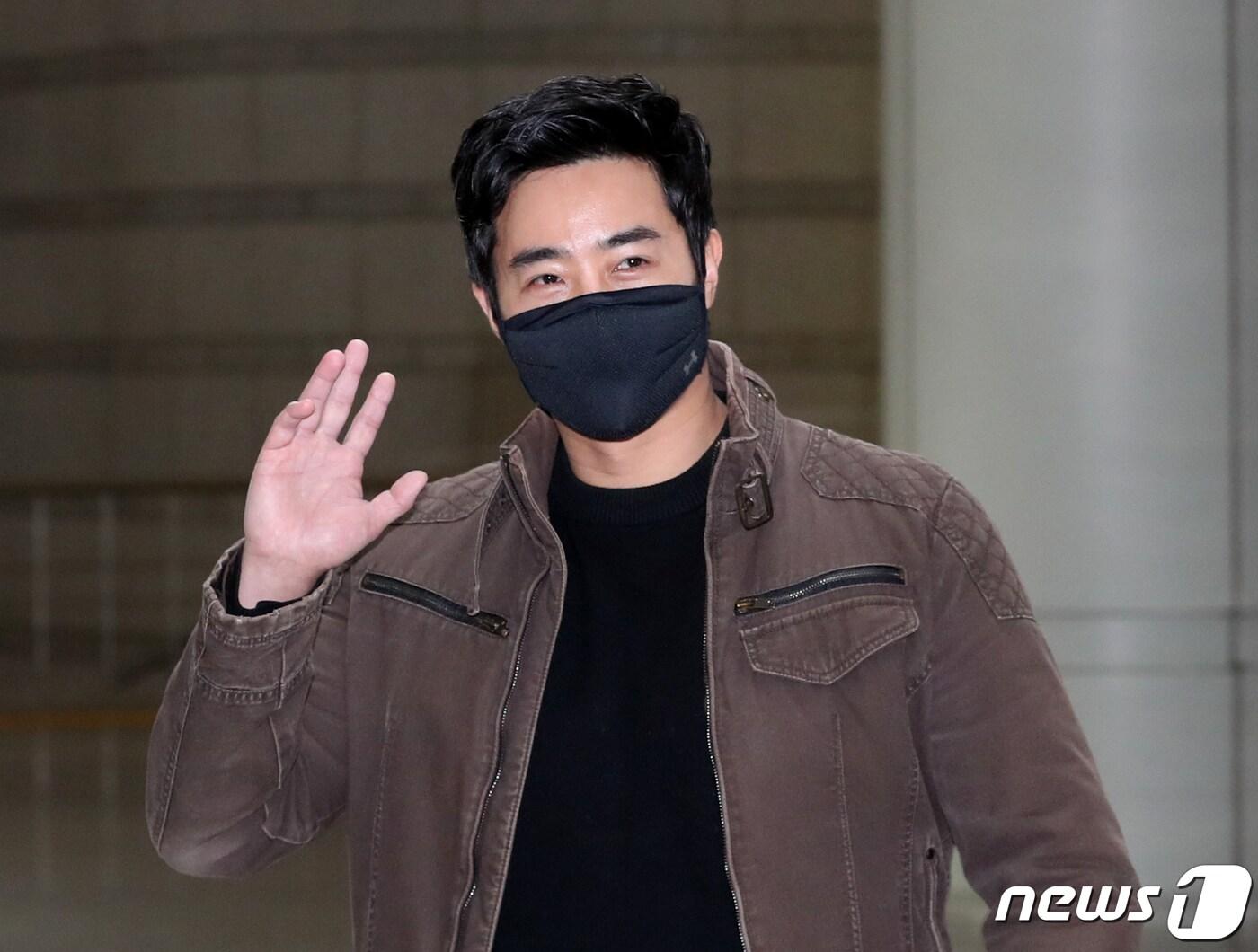 본문 이미지 - 우크라이나군에 가담해 참전했다가 여권법 위반 등 혐의로 기소된 이근 전 대위가 20일 서울 서초구 서울중앙지방법원에서 열린 여권법 위반·도주치상 혐의 공판에 출석하고 있다. 이날 재판부는 이 전 대위의 '뺑소니' 혐의도 병합해 심사했다. 2023.3.20/뉴스1 ⓒ News1 송원영 기자