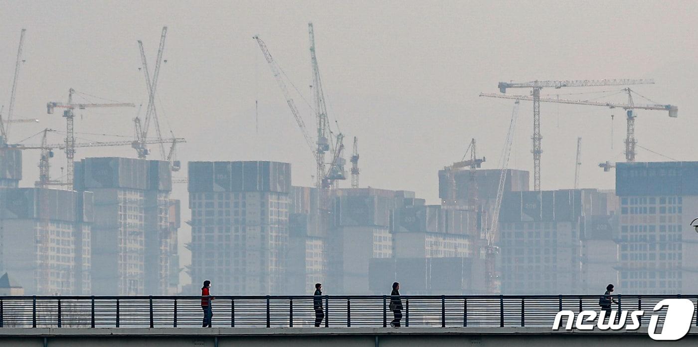 사진은 이날 서울 강동구 올림픽파크 포레온(둔촌주공) 공사 현장. 2023.3.20/뉴스1 ⓒ News1 김도우 기자