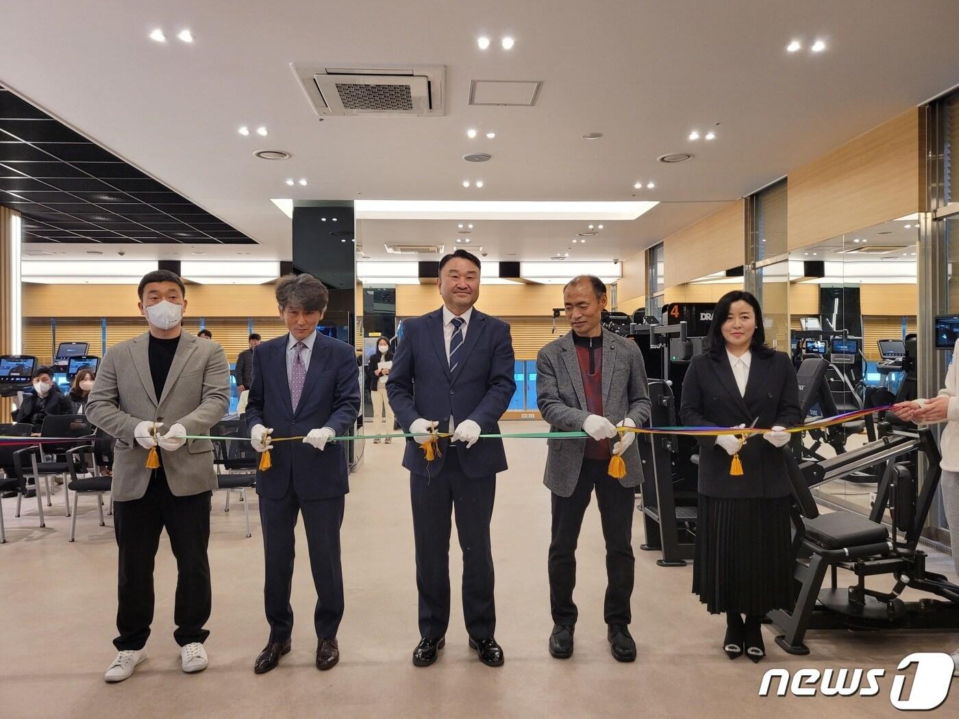 본문 이미지 - 20일 열인 동의과학대학교 디지털 피트니스 플랫폼 헬스케어존 개소식에서 김영도 총장(가운데)이 커팅식을 진행하고 있다.2023.3.20/뉴스1 ⓒ News1 조아서 기자