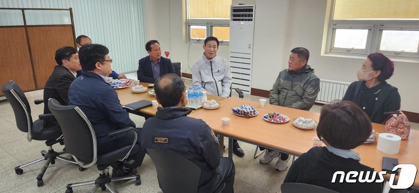 본문 이미지 - 최정호 신임 사장은 이날 임명장을 받고 전주평화 국민임대주택 현장을 방문하는 것으로 본격적인 업무에 돌입했다.(전북개발공사 제공)2023.3.20/뉴스1