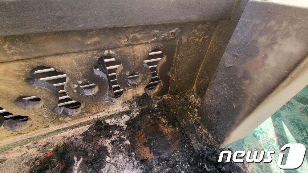 본문 이미지 - 지난 18일 오후 광주 북구 증흥동 한 주택에서 불이 나 난간이 검게 그을려있다.(광주 북부소방 제공)2023.3.20/뉴스1
