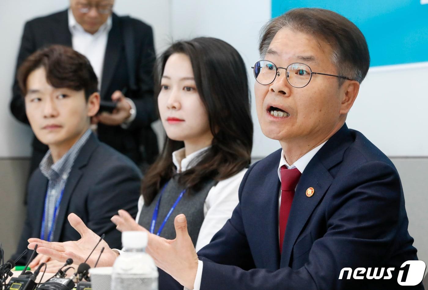 본문 이미지 - 이정식 고용노동부 장관이 20일 서울 송파구 한 중소기업에서 열린 휴가 사용 활성화 사업장 현장 간담회에서 발언하고 있다. 2023.3.20/뉴스1 ⓒ News1 김도우 기자