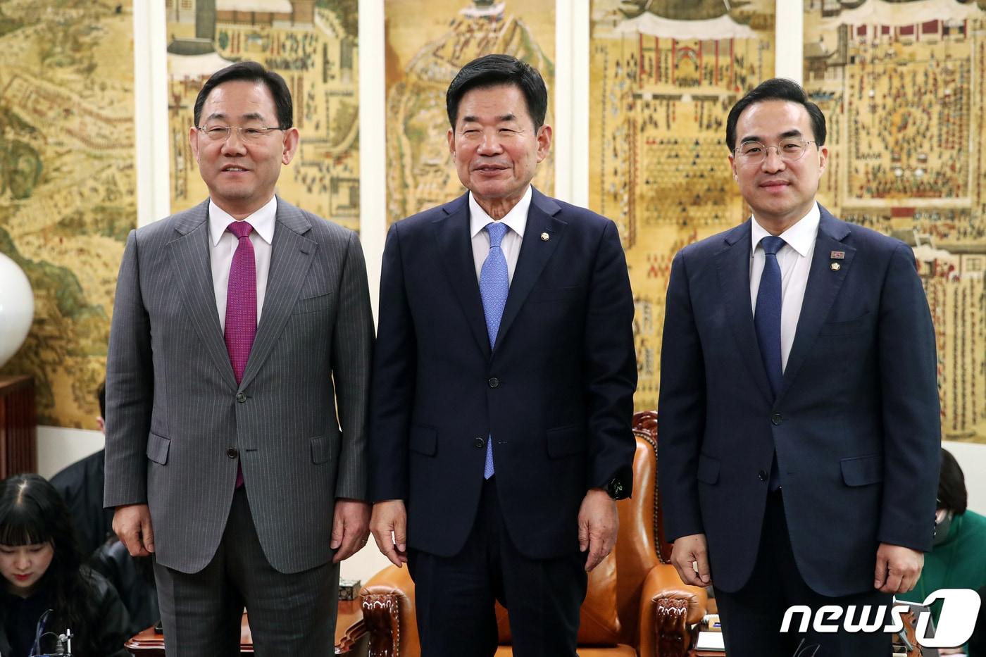 본문 이미지 - 김진표 국회의장이 20일 오후 서울 여의도 국회에서 열린 국회의장 주재 여·야 원내대표 회동에서 주호영 국민의힘 원내대표, 박홍근 더불어민주당 원내대표와 기념촬영하고 있다. 2023.3.20/뉴스1 ⓒ News1 이승배 기자