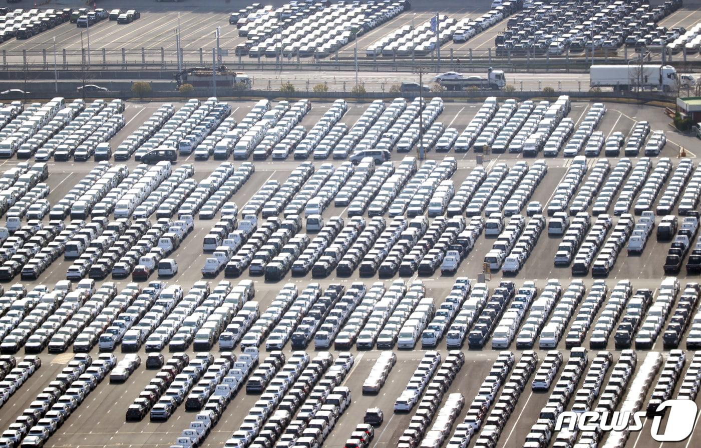 현대자동차 울산공장 수출 선적부두 인근 야적장에 완성차들이 대기하고 있다. /뉴스1 DB ⓒ News1 조민주 기자