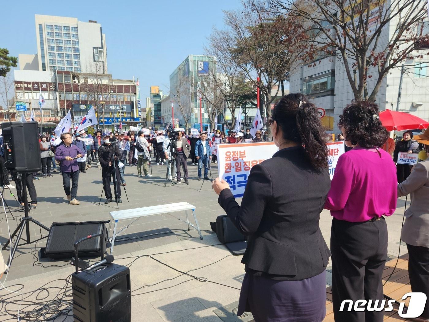 본문 이미지 - 자유통일당 등 보수단체 회원 100여명은 20일 오후 2시 전주시 완산구 오거리광장에서 집회를 열고 "우리는 한일군사정보보호협정을 회복한 윤석열 대통령의 한일 정상회담 결과를 적극 지지한다"고 말했다.2023.3.20/뉴스1