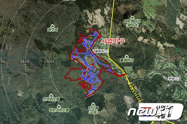 본문 이미지 - 제주에서 3㎿ 초과 대규모 태양광발전사업 승인절차가 잇따라 진행돼 토지잠식과 과잉발전 우려가 나오고 있지만 제주도는 속수무책이다. 제주 서귀포시 남원읍 수망리에 92.22㎿ 규모로 추진중인 수망태양광발전사업 토지이용계획.(제주도청 제공)/뉴스1