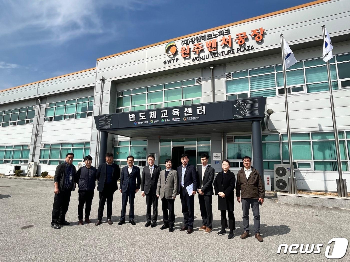 본문 이미지 - 허장현 강원테크노파크 원장이 20일 반도체 교육센터(강원TP 원주벤처공장)를 찾아 강원도 반도체 클러스터 조성을 위한 현장 점검에 나섰다.(강원테크노파크 제공)