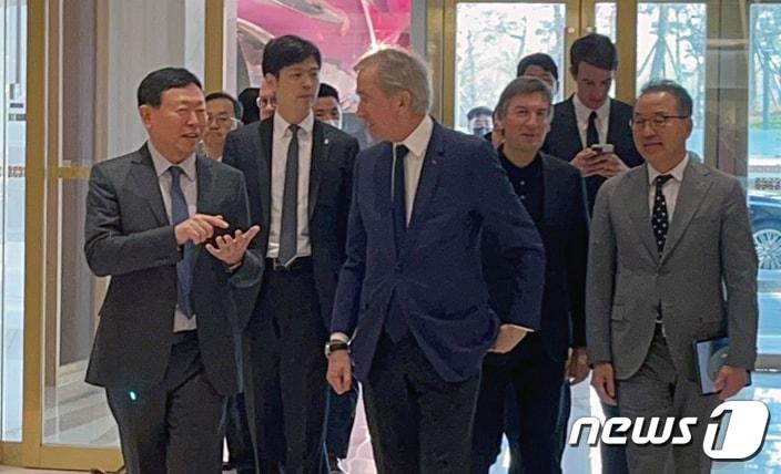 본문 이미지 - 신동빈 롯데그룹 회장(왼쪽)이 20일 서울 송파구 잠실 롯데월드타워에서 베르나르 아르노 루이비통모에헤네시(LVMH) 총괄회장을 직접 안내하고 있다. 신 회장 오른쪽은 장남 신유열 롯데케미칼 상무. 2023.3.20/뉴스1 ⓒ News1 신민경 기자