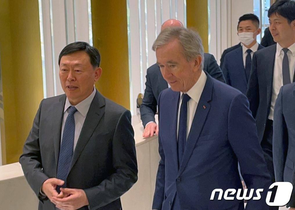 본문 이미지 - 신동빈 롯데그룹 회장(왼쪽)이 20일 서울 송파구 잠실 롯데월드타워에서 방한한 베르나르 아르노 루이비통모에헤네시(LVMH) 총괄회장을 직접 안내하고 있다. 2023.3.20/뉴스1 ⓒ News1 신민경 기자