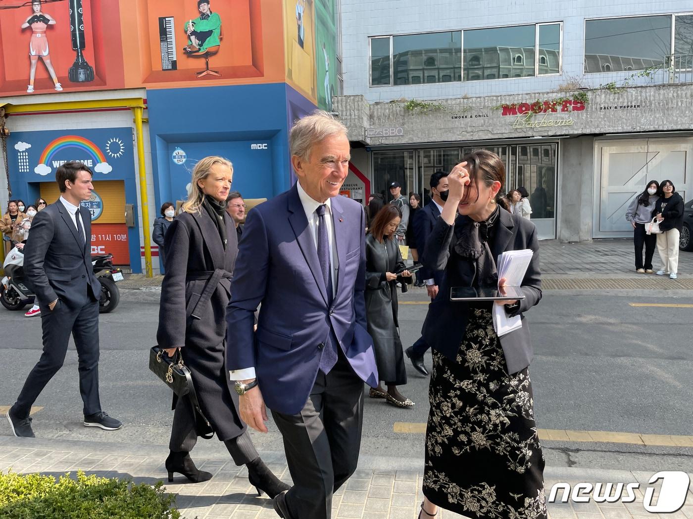 본문 이미지 - 세계 최대 명품그룹 루이비통모에헤네시(LVMH) 수장 베르나르 아르노(오른쪽 두 번째부터) 총괄회장이 딸인 델핀 아르노 크리스찬 디올 CEO, 아들인 알렉상드로 아르노 디올 부회장과 20일 서울 성수동에 위치한 '디올 성수'를 방문하고 있다. 2023.3.20/뉴스1 ⓒ News1 한지명 기자