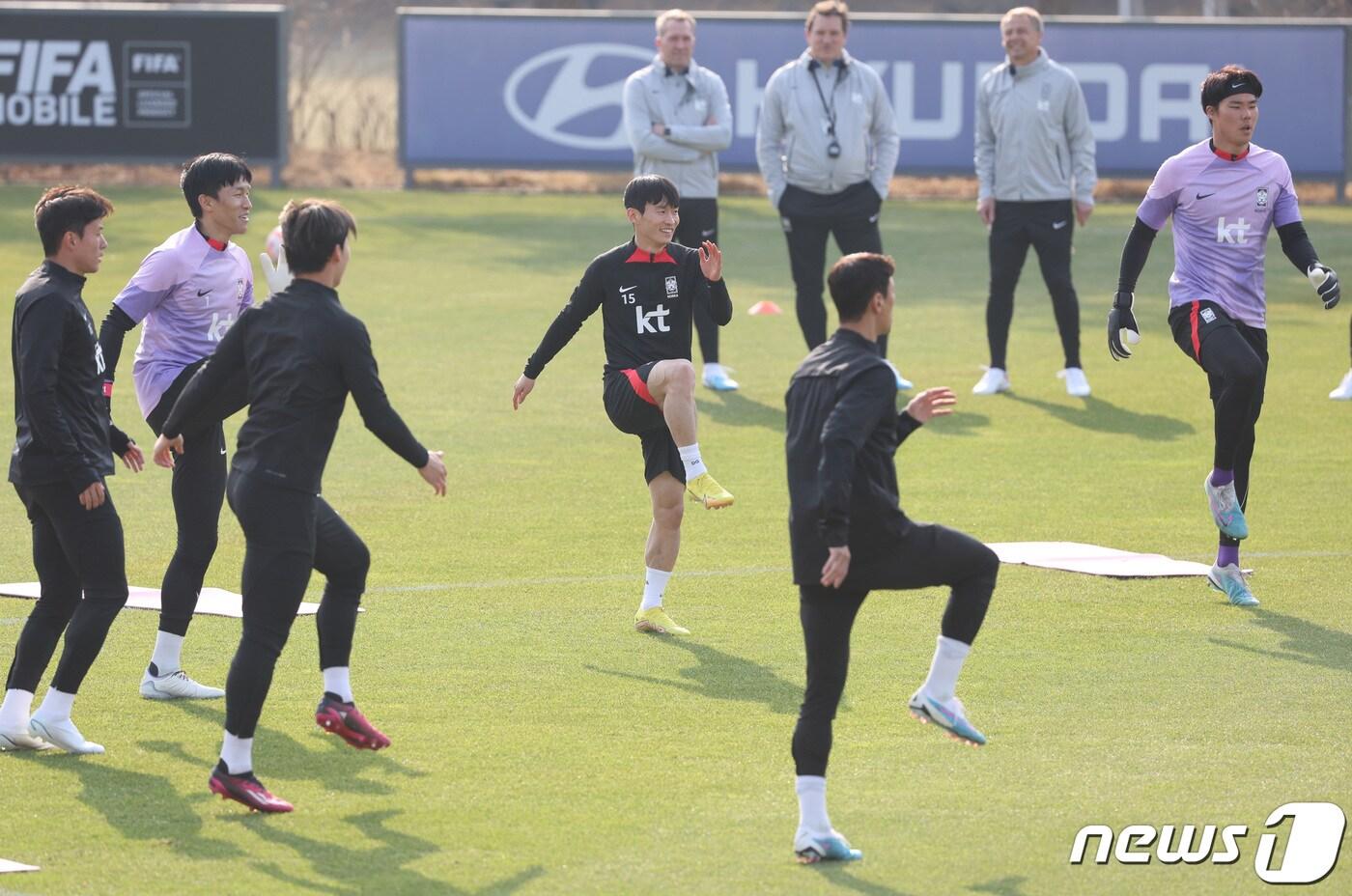 위르겐 클린스만 감독이 이끄는 축구 국가대표팀 선수들이 20일 오후 경기 파주트레이닝센터(NFC)에서 첫 소집훈련을 하고 있다. 클린스만호는 오는 24일 울산에서 콜롬비아, 28일 서울에서 우루과이와 A매치 평가전을 갖는다. 2022.3.20/뉴스1 ⓒ News1 구윤성 기자