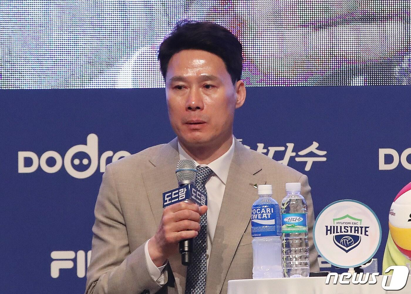 본문 이미지 - 20일 오후 서울 마포구 누리꿈스퀘어에서 열린 도드람 2022-2023 V리그 포스트시즌 여자부 미디어데이에서 현대건설 강성형 감독이 발언을 하고 있다. 2023.3.20/뉴스1 ⓒ News1 임세영 기자