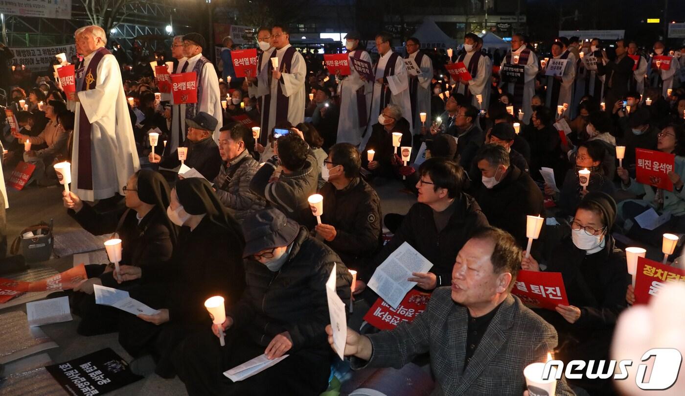 본문 이미지 - 천주교정의구현전국사제단 신부, 수녀, 신도 등이 20일 전북 전주시 풍남문 광장에서 검찰독재 타도와 매판매국 독재정권 퇴진촉구 시국미사를 하고 있다. 2023.3.20/뉴스1 ⓒ News1 유경석 기자