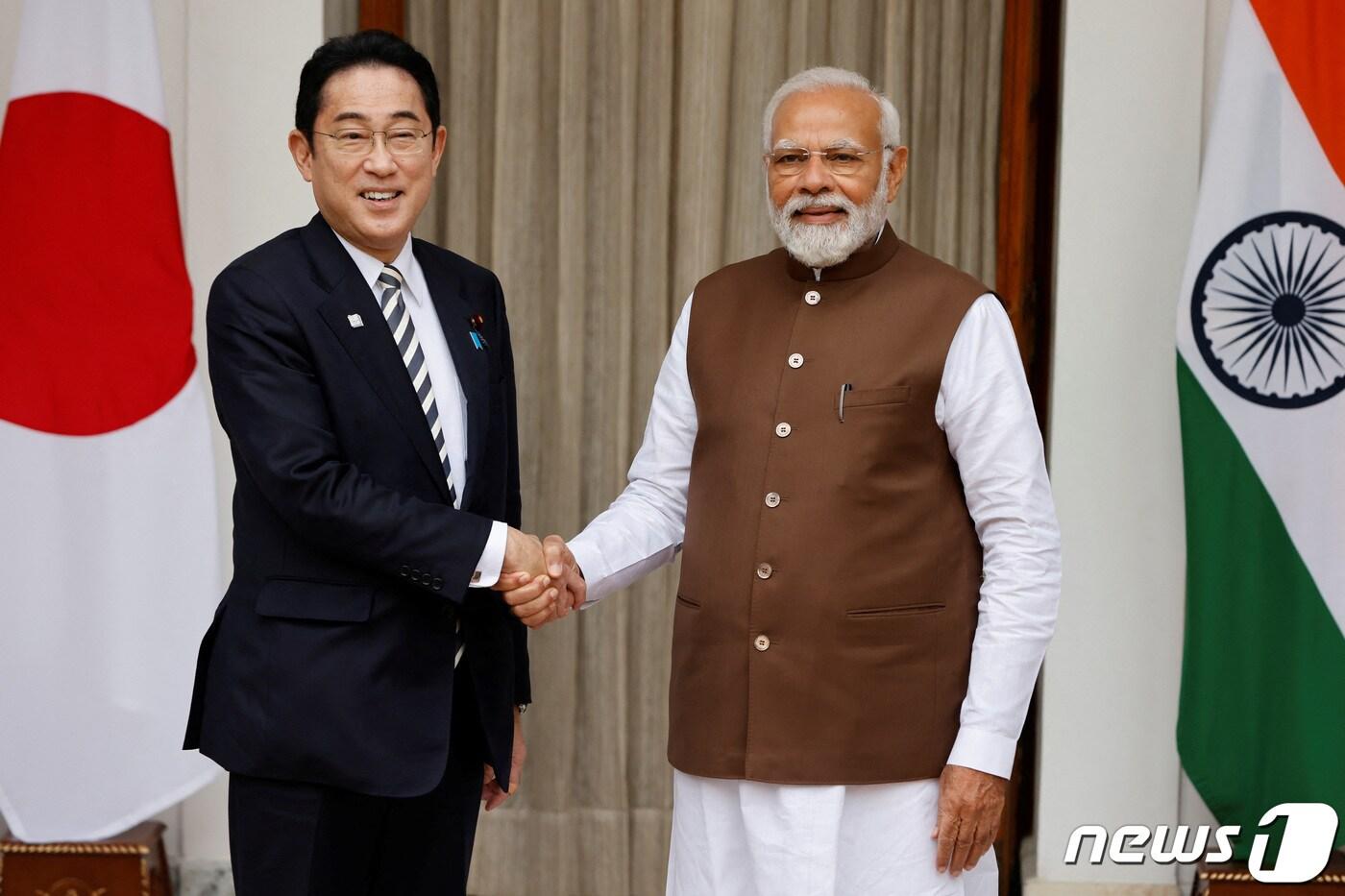 본문 이미지 - 20일(현지시간) 인도 뉴델리에서 기시다 후미오 일본 총리와 나렌드라 모디 인도 총리가 악수를 하고 있다. 2023.3.20 ⓒ 로이터=뉴스1 ⓒ News1 정윤미 기자