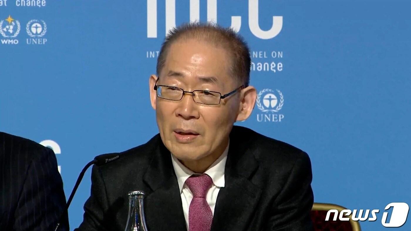 이회성 '기후변화에 관한 정부간 협의체'(IPCC) 의장이 스위스 인터라켄에서 20일(현지시간) 끝난 제58차 회의에서 승인된 'IPCC 제6차 평가보고서 종합보고서'(AR6)에 대해 설명하고 있다.(IPCC 유튜브) 2023.3.20/뉴스1 ⓒ News1 황덕현 기후환경전문기자