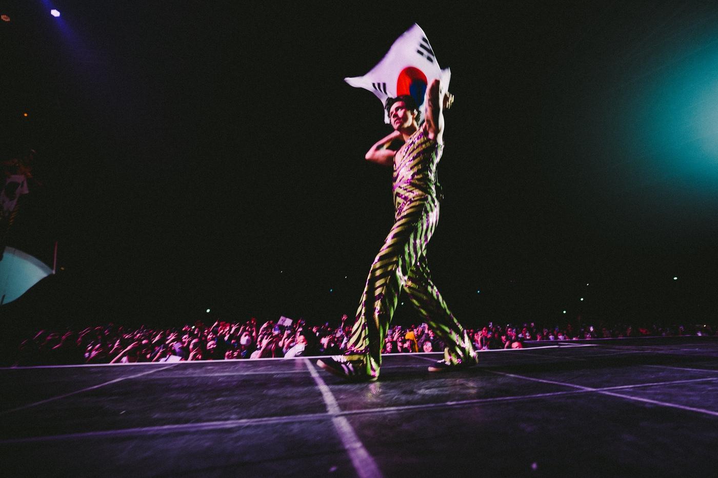 본문 이미지 - 팝 스타 해리 스타일스가 서울 올림픽공원 KSPO 돔에서 첫 내한 공연 '러브 온 투 2023'을 펼치고 있다.(Lloyd Wakefield 제공)