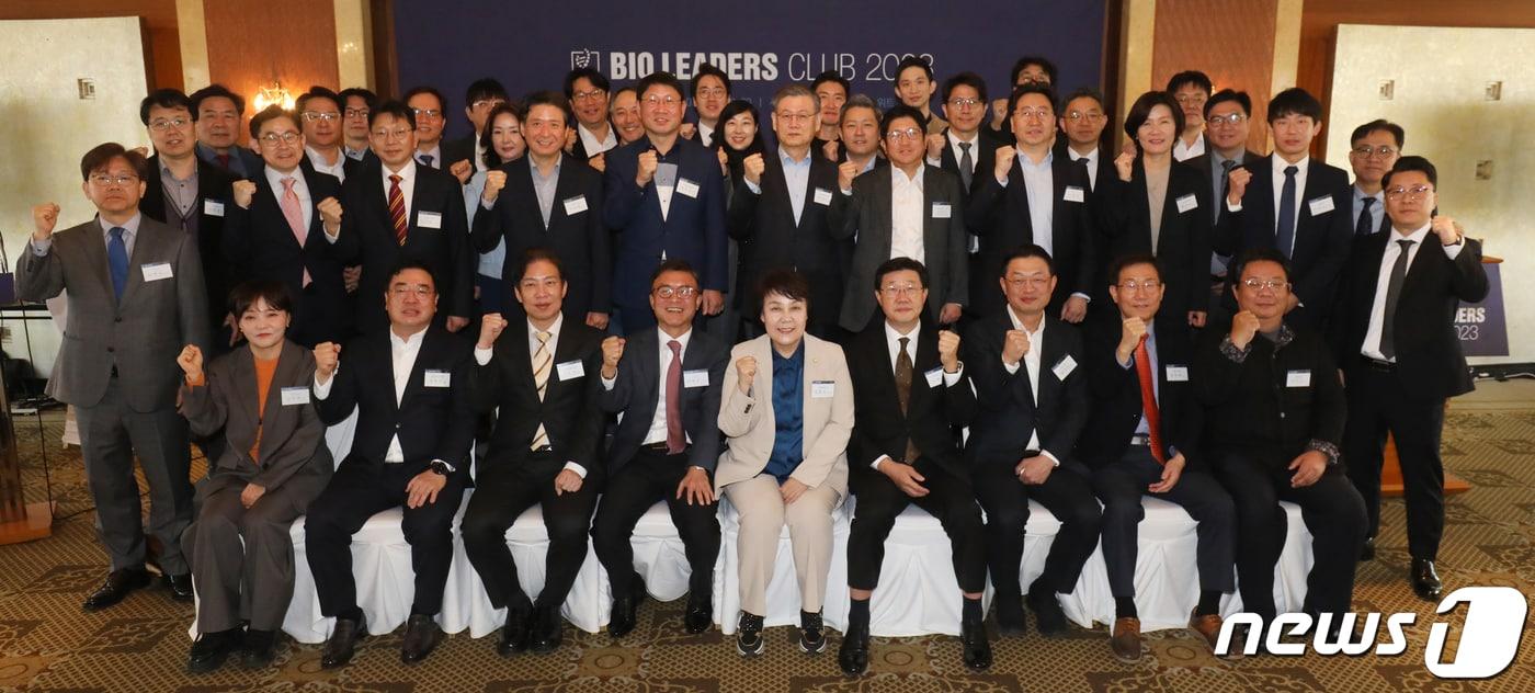 본문 이미지 - 21일 오전 서울 중구 롯데호텔에서 열린 '뉴스1 바이오리더스 클럽 2023'에서 이백규 뉴스1 대표이사, 정춘숙 국회 보건복지위원회 위원장, 권오상 식품의약품안전처 차장 등이 기념촬영을 하고 있다. 이날 행사에는 이정규 브릿바이오테라퓨틱스 대표, 조용준 동구바이오제약 대표, 박주철 하이센스 바이오 대표, 김건수 큐로셀 대표, 조민근 우정바이오 상무, 박영우 와이바이오로직스 대표, 이병화 툴젠 대표, 김훈택 티움바이오 대표, 최경은 에스티젠바이오 대표, 전수진 엠파이브바이오사이언스그룹 대표, 이희용 지투지바이오 대표, 김주희 인벤티지랩 대표, 윤채옥 진메디신 대표, 함태진 일리아스바이오로직스 대표, 최학배 하플사이언스 대표, 김봉철 세네릭스 대표, 김한신 프리시젼바이오 대표, 백영옥 유바이오로직스 대표, 김대진 가톨릭중앙의료원 정보융합진흥원장, 강성환 과기정통부 생명기술과 서기관조상래 젠큐릭스 대표, 김태억 크로스포인트 대표, 강성지 웰트 대표, 강태진 레나임 대표, 박진오 대봉엘에스 대표, 최준영 에이비온 부사장, 남기엽 파로스아이바이오 부사장, 이수민 삼진제약 연구소장, 김재영 비플러스랩 이사, 이해성 KT 상무, 황만순 한국투자파트너스 대표, 장은현 스타셋 인베스트먼트 대표, 김성재 위드윈 인베스트먼트 잇, 김원제 KB인베스트먼트 바이오투자그룹2 본부장이 참석했다. 2023.3.21/뉴스1 ⓒ News1 송원영 기자