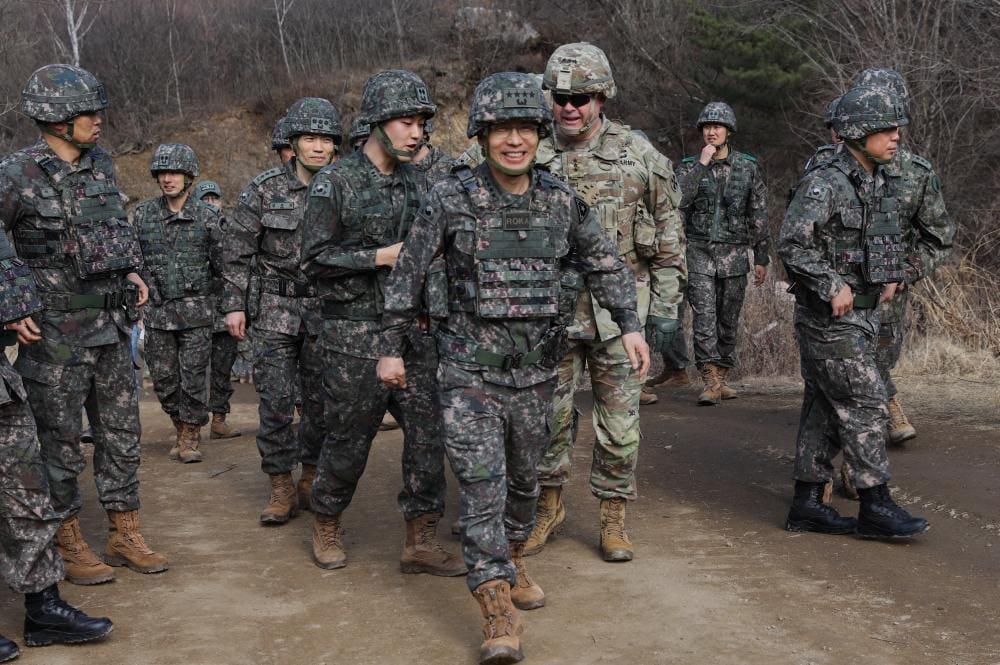 본문 이미지 - 박정환 육군참모총장과 윌러드 벌러슨 주한 미 8군 사령관이 지난 18일 강원도 인제 한미연합 과학화전투훈련(KCTC) 현장을 둘러보고 있다. (미 2사단 제공)