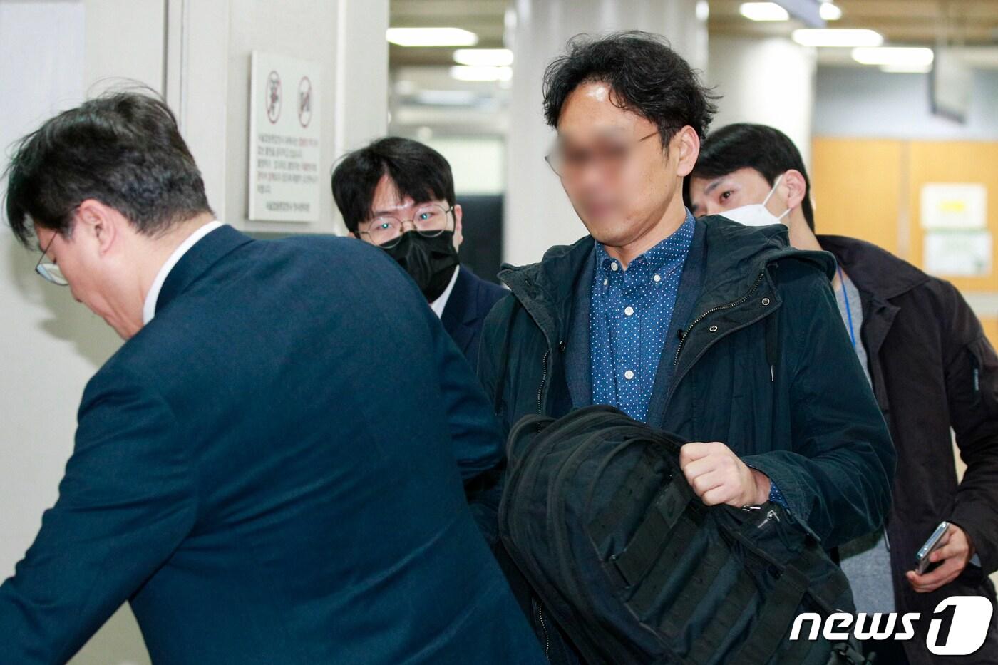 김용 전 민주연구원 부원장에게 돈이 전달된 정황을 목격했다고 검찰에 진술한 정민용 변호사(전 성남도시개발공사 전략사업실장)가 21일 서울 서초구 중앙지방법원에서 김 전 부원장의 정치자금법 위반 사건 재판에 증인으로 출석하기 위해 이동하고 있다. 2023.3.21/뉴스1 ⓒ News1 안은나 기자