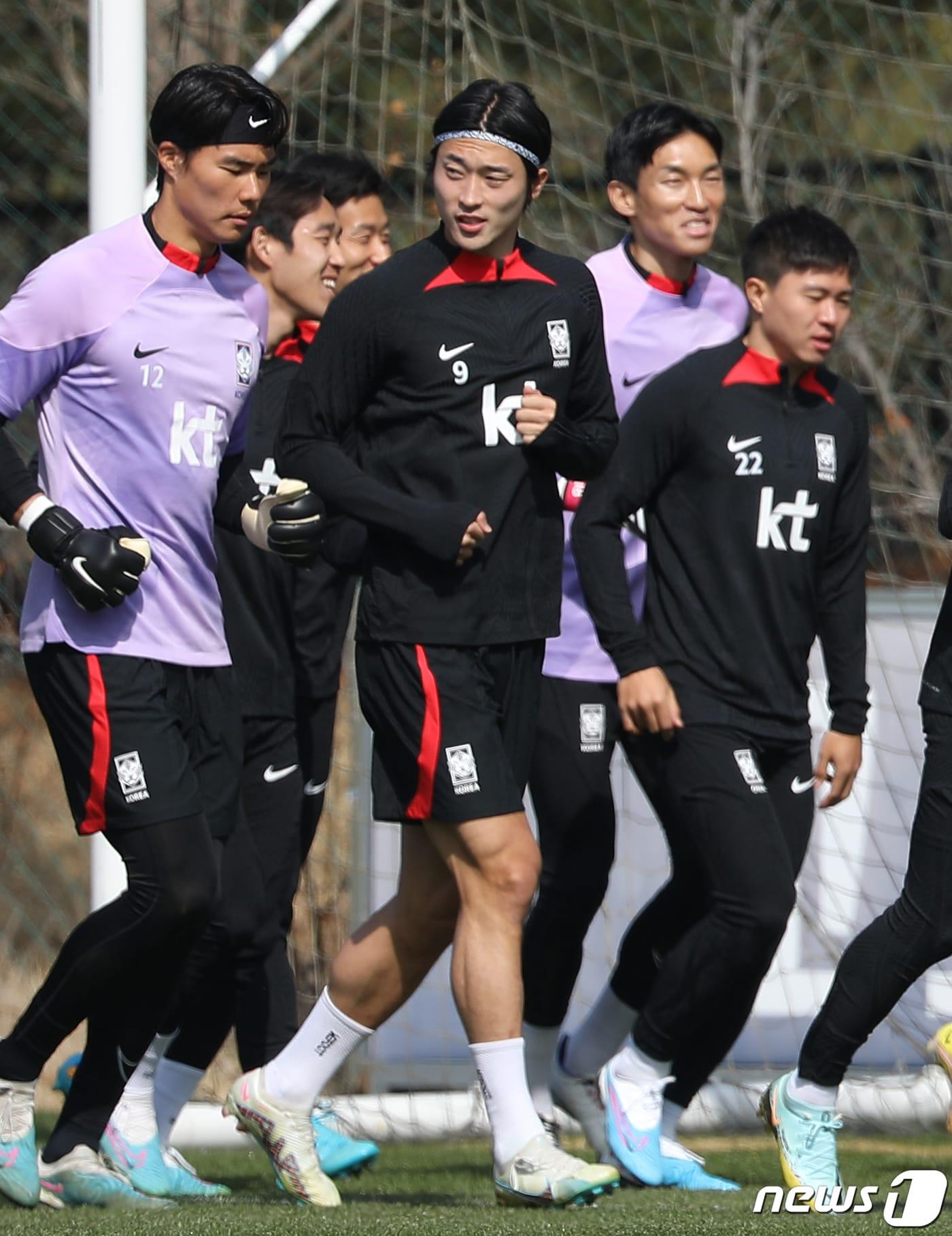 본문 이미지 - 대한민국 축구 국가대표팀 조규성을 비롯한 선수들이 21일 오전 경기도 파주 축구국가대표트레이닝센터(NFC)에서 훈련을 하고 있다. 2023.3.21/뉴스1 ⓒ News1 민경석 기자