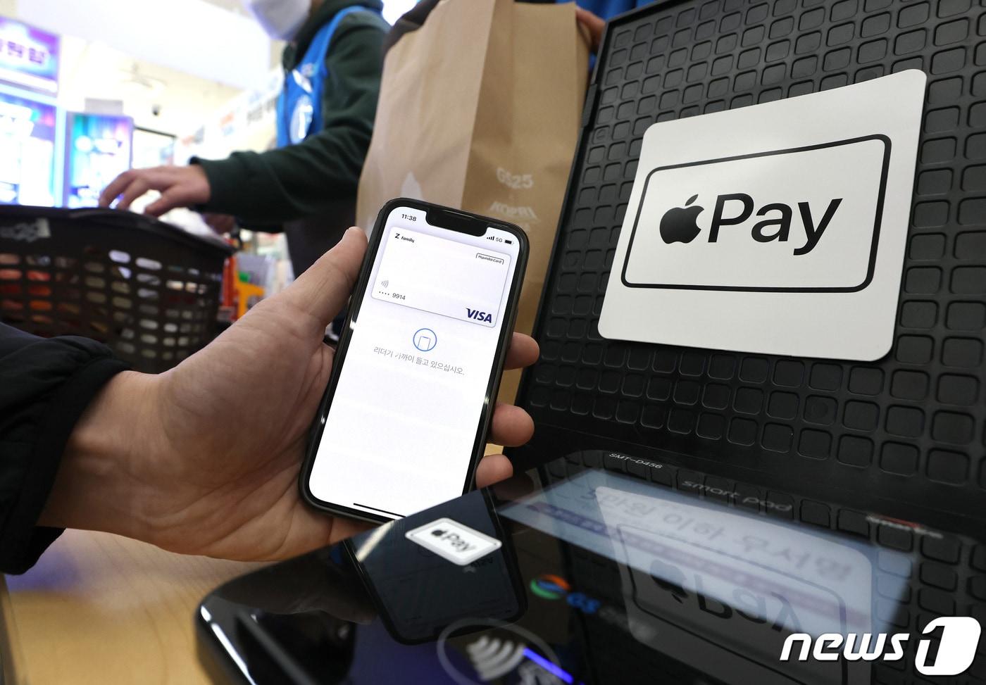 21일 서울 강남구 GS25 역삼홍인점에서 직원이 애플의 간편 결제 서비스 '애플페이' 결제를 시연하고 있다. 2023.3.21/뉴스1 ⓒ News1 구윤성 기자