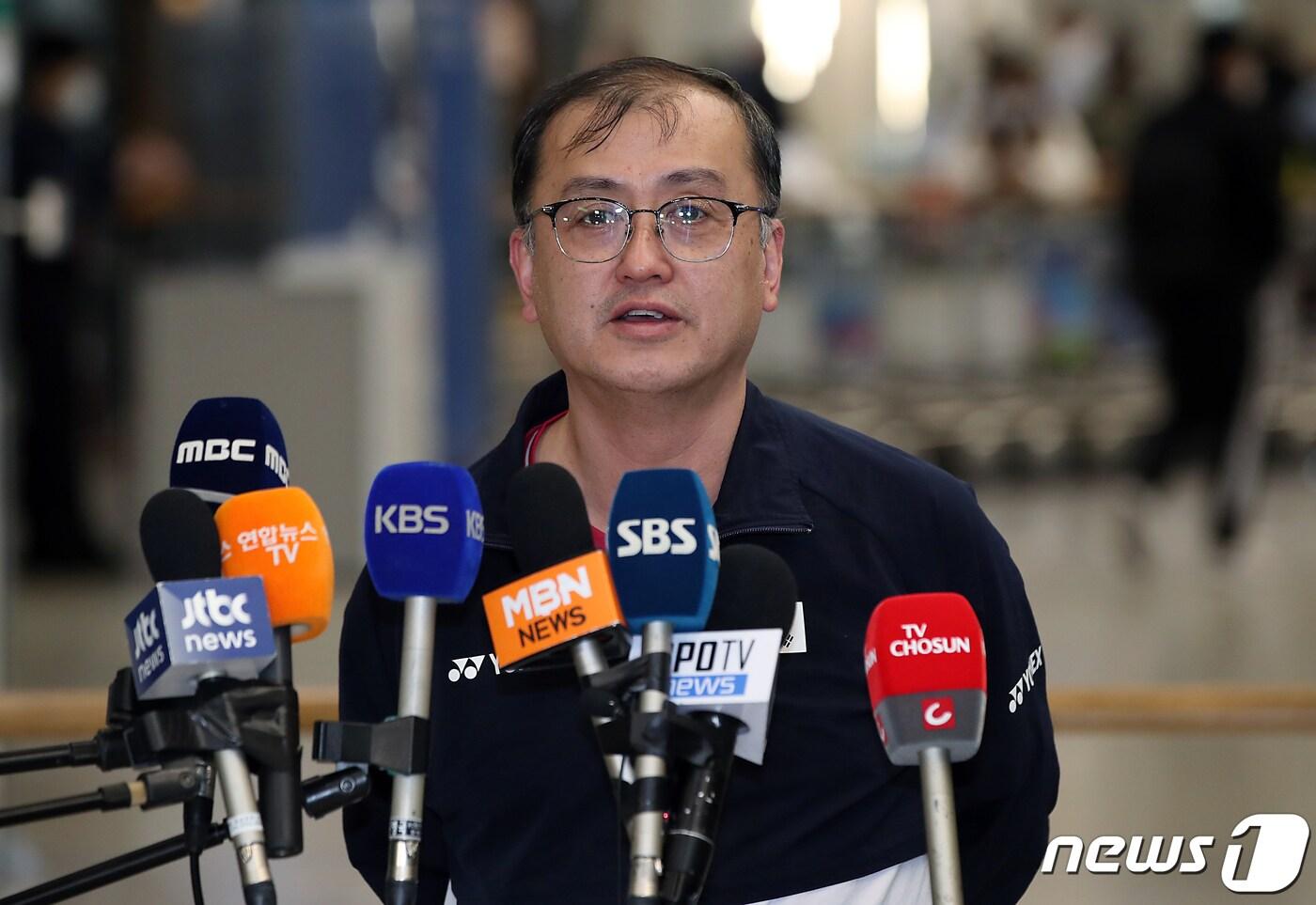 김학균 배드민턴 대표팀 감독이 21일 인천국제공항을 통해 귀국, 취재진과 인터뷰를 하고 있다. 2023.3.21/뉴스1 ⓒ News1 박정호 기자