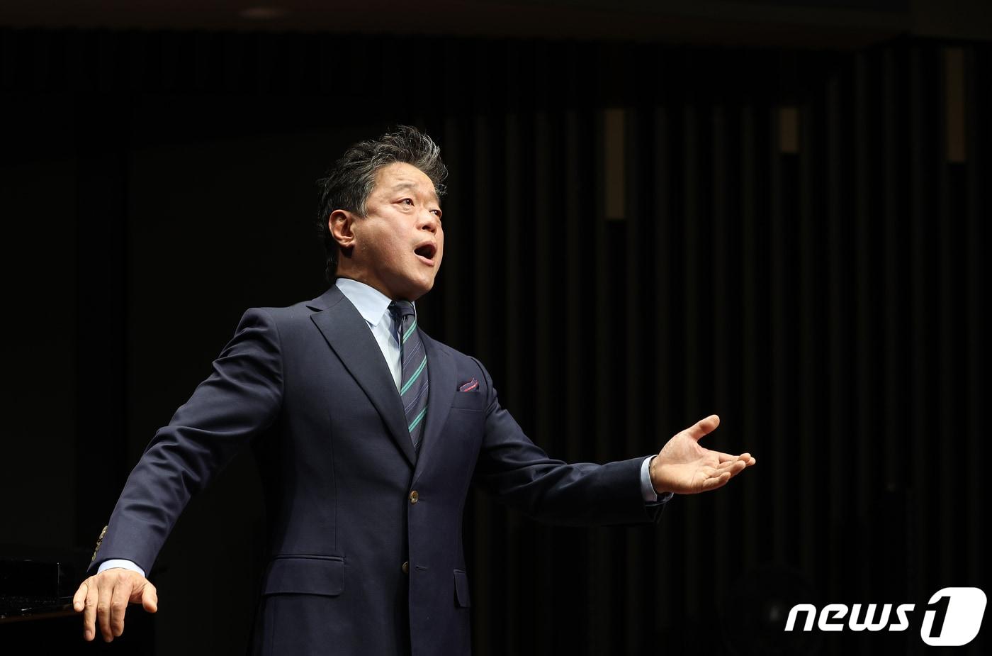 본문 이미지 - 인터뷰에 앞서 노래하는 노희섭 성악가. 인터뷰는 그가 관장으로 있는 서울시 강서구 스카이아트홀에서 진행했다. /뉴스1 ⓒ News1 신웅수 기자