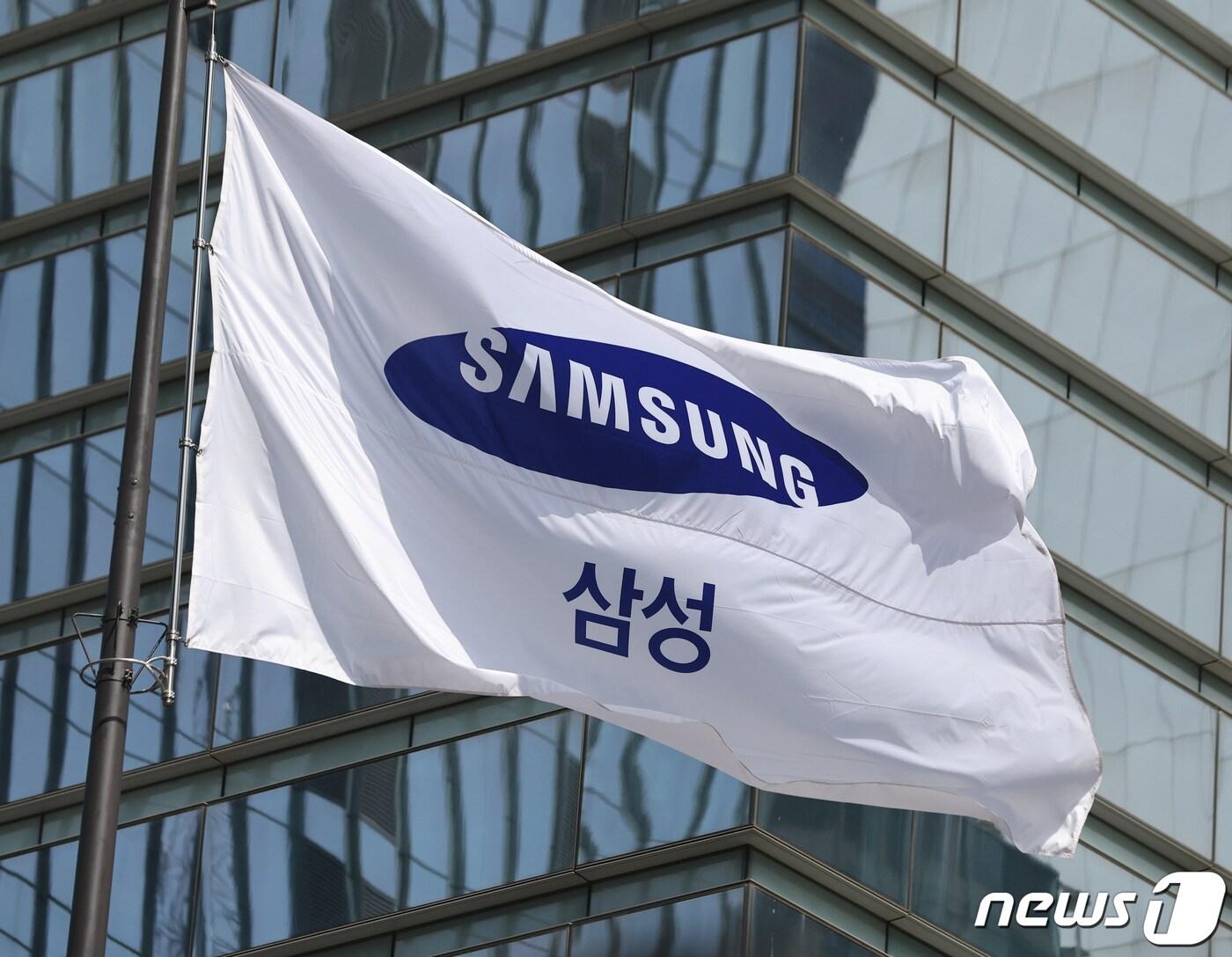 본문 이미지 - 21일 서울 서초구 삼성전자 본사에 사기가 펄럭이고 있다. 삼성은 글로벌 경기 침체와 반도체 시황 급락 등 어려운 경영 환경 등을 고려해 오는 22일 창립기념일 때 별도의 대외 행사를 열지 않기로 했다. 2023.3.21/뉴스1 ⓒ News1 구윤성 기자