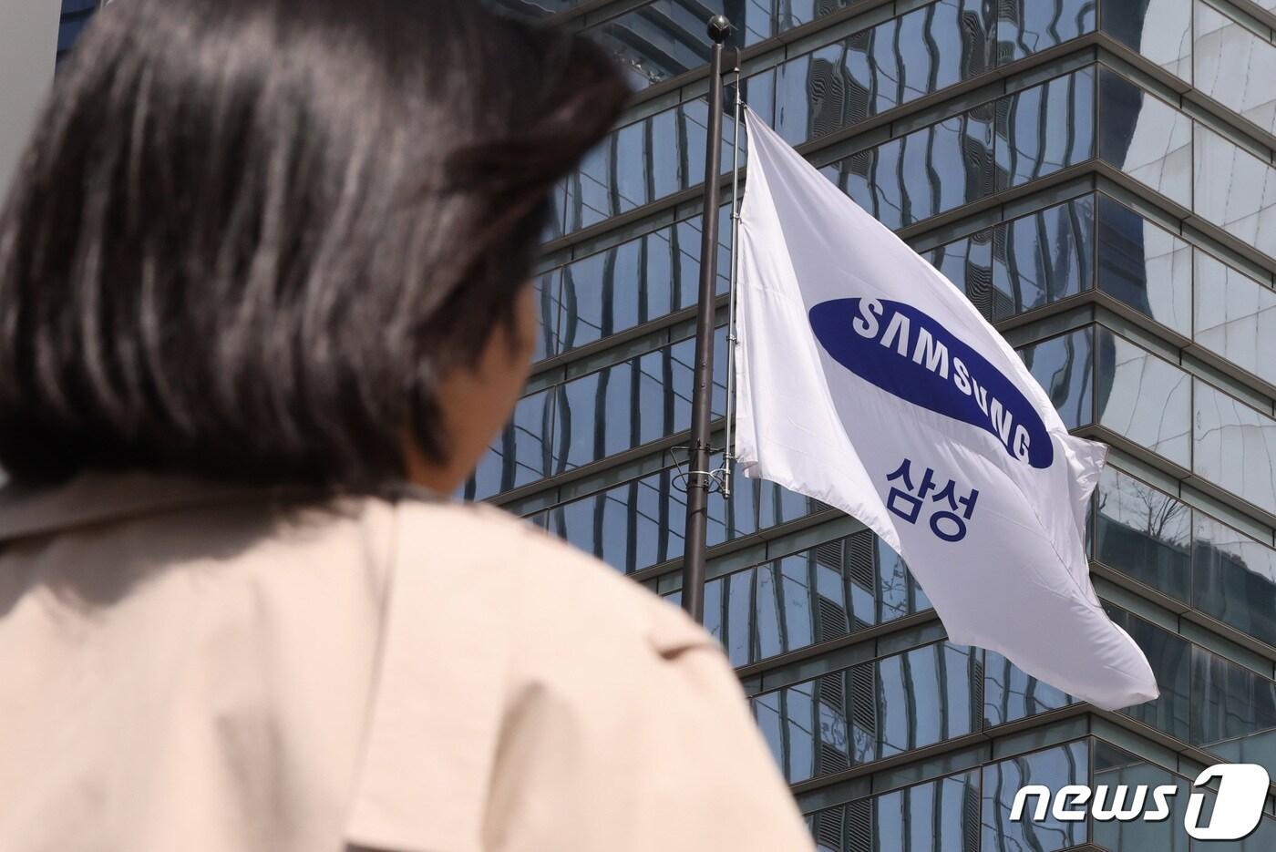 21일 서울 서초구 삼성전자 본사에 사기가 펄럭이고 있다.  2023.3.21/뉴스1 ⓒ News1 구윤성 기자