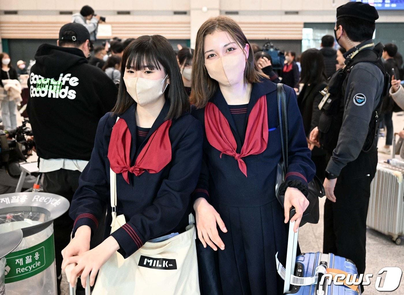 본문 이미지 - 한국으로 수학여행을 온 일본 구마모토현 루테루학원 고등학교 학생들이 21일 인천국제공항 제1터미널로 입국하고 있다. 일본 청소년의 한국 수학여행은 코로나19 상황으로 2020년 이후 전면 중단된 뒤 3년 만이다. 학생들은 21일부터 25일까지 4박 5일 일정으로 전주와 서울 일대를 여행한다. ⓒ News1 박정호 기자